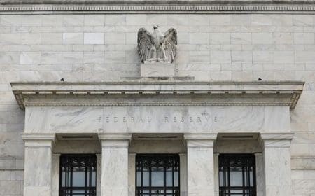 米連邦準備理事会（ＦＲＢ）のクオールズ副議長（金融規制担当）は４日、米短期金融市場でこの秋に見られた混乱について、ＦＲＢが一部要因を作った可能性があるとの見解を示した。ワシントンのＦＲＢ本部で昨年８月撮影（２０１９年　ロイター/Chris Wattie）