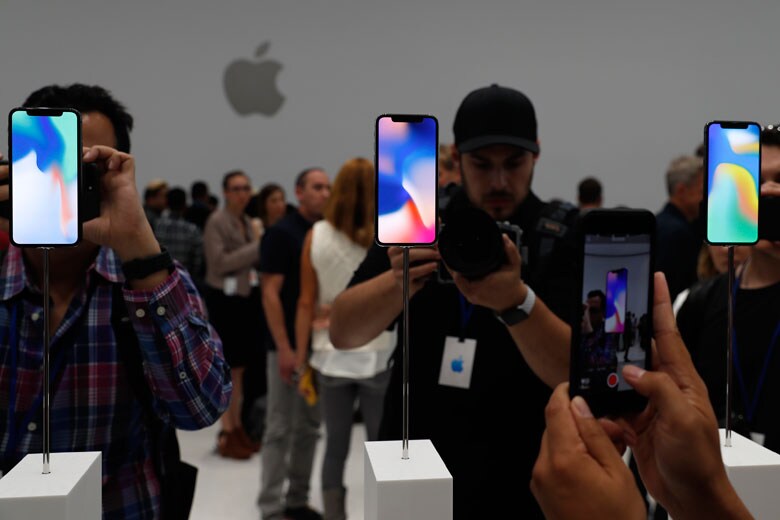 9月12日、カリフォルニア州クパチーノで行われたアップルの新作発表イベント会場に並ぶ新型iPhone　Stephen Lam-REUTERS