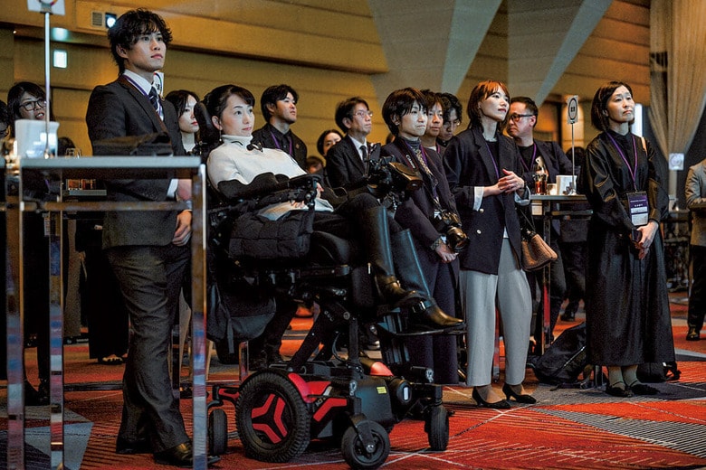 受賞企業の代表者らが登壇したトークセッションに聴き入る参加者たち