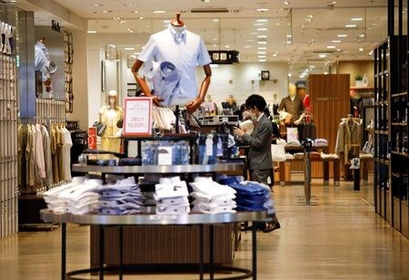 　１０月２９日、内閣府が発表した１０月消費動向調査によると、消費者態度指数（２人以上の世帯・季節調整値）は前月から０．９ポイント上昇して３３．６となり、２カ月連続で改善した。写真は都内で７月撮影（２０２０年　ロイター／Issei Kato）