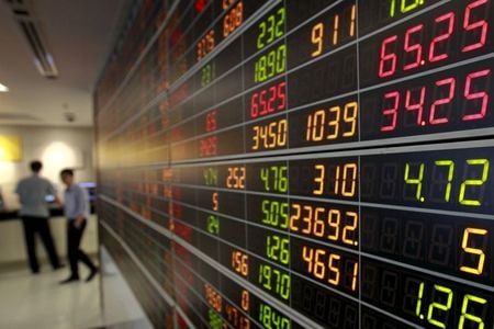 　８月１１日、海外投資家は７月にアジア株を買い越した。買い越しは２カ月連続。写真は２０１５年８月、バンコクで撮影（２０２０年　ロイター／Chaiwat Subprasom）