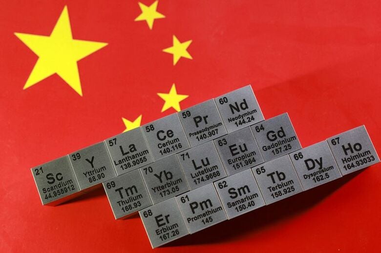 中国の旗とレアアースのイメージ。1月撮影。REUTERS/Dado Ruvic