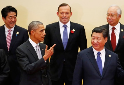 にこやかに会話を交わす米中首脳の後ろに立つ日本の安倍首相（昨年11月のＡＰＥＣで）　Kim Kyung-Hoon(China)-Reuters