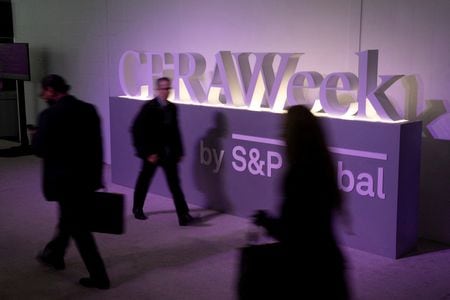 　３月２３日、エネルギー業界の年次国際会議「ＣＥＲＡＷｅｅｋ（セラウィーク）」が行われている米テキサス州ヒューストンのホテル前で、約３００人が「きれいな空気が必要だ。新しい富豪は要らない」と連呼して抗議活動を行った。写真は、同会議の開催中、ジョージ・Ｒ・ブラウン・コンベンション・センター内を歩く人々。米テキサス州ヒューストンで２３日撮影（２０２６年　ロイター/Danielle Villasana）