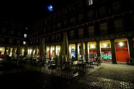 スペイン議会は２９日、新型コロナウイルス感染拡大に歯止めがかからない中、２５日に全土対し発令した期間２週間の緊急事態を来年５月９日まで延長した。マドリードで２８日撮影（２０２０年　ロイター/JUAN MEDINA）