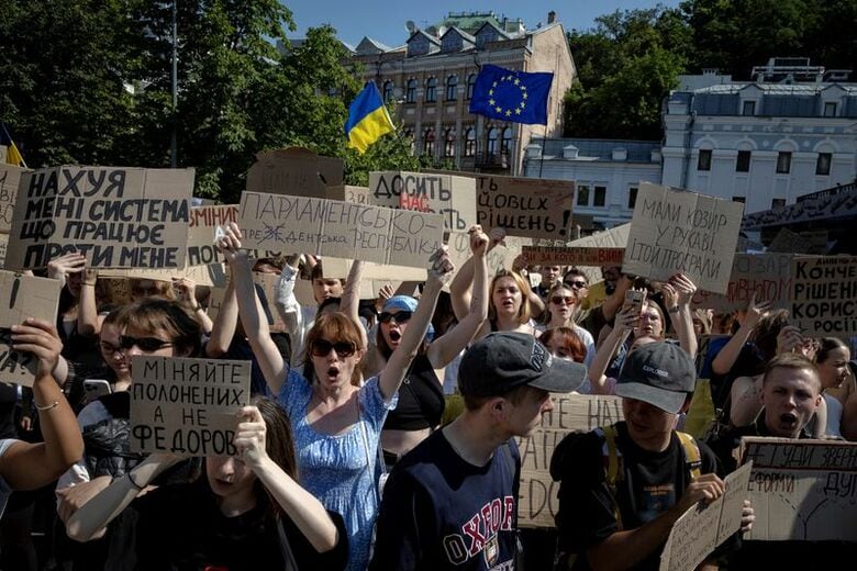 ７月１６日、ウクライナの首都キーウでフェドロフ国防相更迭に抗議する市民　REUTERS/Thomas Peter
