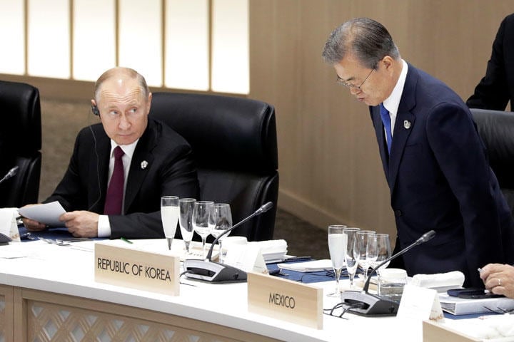 G20大阪サミットでのプーチン大統領（左）。隣は韓国の文在寅大統領（2019年6月28日）　Kiyoshi Ota/REUTERS
