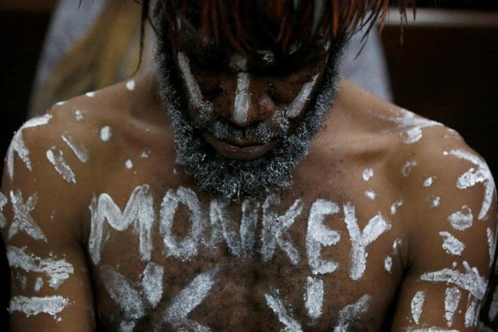 インドネシアにとってパプアをめぐる差別問題は根深いものがある。写真は反逆罪で拘束され抗議のボディペイントをして出廷するパプア人活動家。WILLY KURNIAWAN-REUTERS