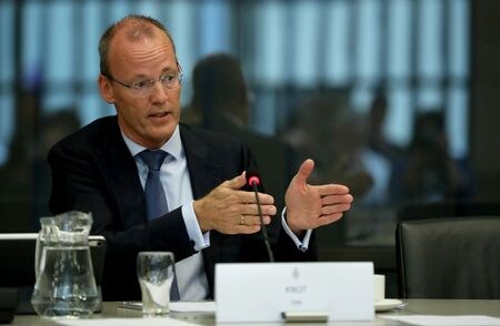 　４月７日、欧州中央銀行（ＥＣＢ）理事会メンバーのクノット・オランダ中銀総裁（写真）はロイターとのインタビューで、ユーロ圏経済は今年後半に力強く回復する軌道に乗っており、ＥＣＢは新型コロナウイルス危機対応策のパンデミック緊急購入プログラム（ＰＥＰＰ）を第３・四半期から徐々に縮小し始めることも可能との見方を示した。オランダのハーグで２０１９年９月撮影（２０２１年　ロイター/Eva Plevier）