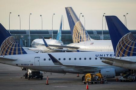　米航空大手ユナイテッド・エアラインズ・ホールディングスとアメリカン・エアラインズ・グループは９月７日、旅行需要が減速しているのではないかとの見方をそろって否定した。２０２１年１１月、シカゴのオヘア国際空港で撮影（２０２２年　ロイター/Brendan McDermid）