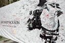 2009年9月24日、ロサンゼルスのL.A.ライブに展示されたトリビュートウォールの寄せ書き　ANGELA WEISS/GETTY IMAGES