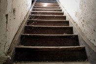 中古物件を購入した男性、屋根裏に「謎の住居」を発見...その中には...
