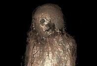 全身が泥で覆われた古代エジプト時代のミイラが初めて発見される