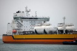 英、ロシア産原油由来の燃料輸入容認　中東情勢で供給確保優先