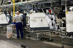 ステランティス、仏へ投資拡大　新型プジョーＥＶなど生産