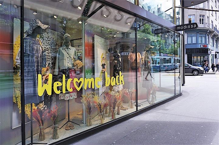 客を歓迎する言葉を掲げる店も見られる