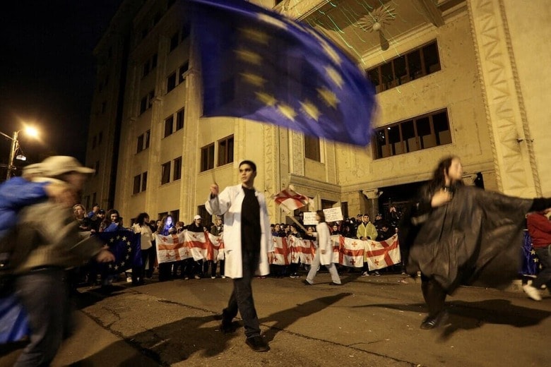 「スパイ防止法案」に抗議するジョージアの市民　REUTERS/Irakli Gedenidze/File Photo