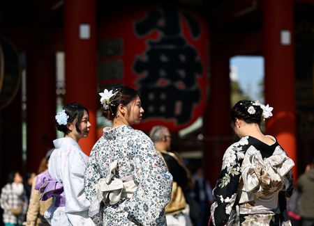 都内の浅草寺を散策する着物姿の観光客。2025年3月撮影。REUTERS/Issei Kato
