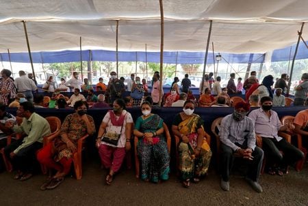 　４月２７日、インドで、新型コロナウイルスの新規感染者数が６日連続で３０万人を上回った。写真はインドのムンバイにあるワクチンセンターで、接種を待つ人々。２６日撮影（２０２１年　ロイター／Niharika Kulkarni）