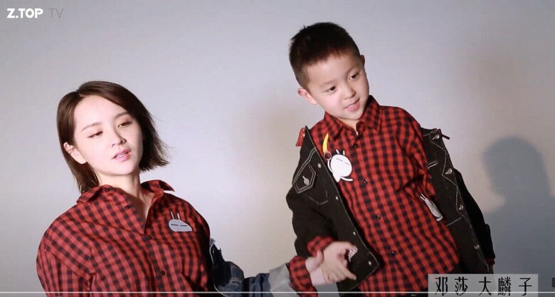 息子と一緒にグラビア撮影をする鄧莎。Z.TOPMagazine China / YouTube