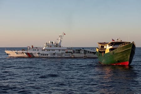 　６月１９日、中国海警局は、南シナ海の南沙（スプラトリー）諸島にあるハーフムーン礁とロイヤルキャプテン礁付近で１５日から１８日にかけて複数のフィリピン船による「違法」な活動に対応したと発表した。写真は、中国海警局の船が、南シナ海のフィリピンの補給船を阻止する様子。２０２４年３月、南シナ海で撮影（２０２５年　ロイター/Adrian Portugal）