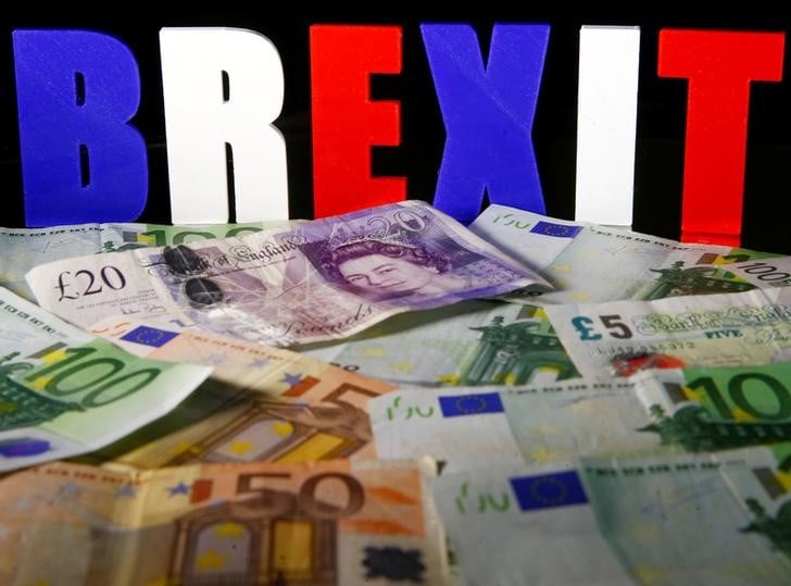 ７月１２日、英政府は金融サービス部門に関し、欧州連合（ＥＵ）離脱後もＥＵ市場への完全なアクセスを求める従来の計画を撤回し、その代わりに現行規則の緩和を要請する方針だ。英フィナンシャル・タイムズ（ＦＴ）紙が報じた。写真は昨年４月撮影（２０１８年　ロイター／Dado Ruvic）