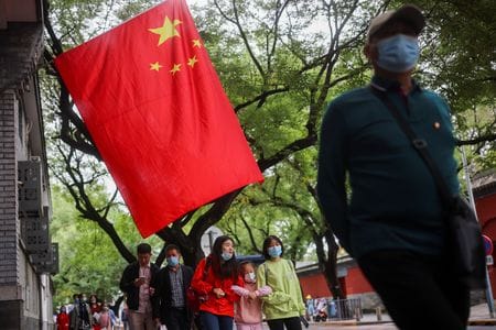 中国国営メディアによると、１０─１２日の中秋節連休の旅行者数は６６９６万人と、前年比で約３割超減少した。昨年１０月、北京で撮影（２０２２年　ロイター/Thomas Peter）