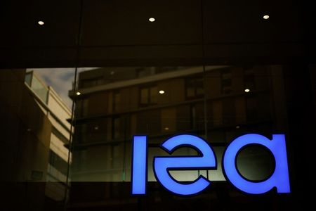 ８月１３日、国際エネルギー機関（ＩＥＡ）は、２０２４年の世界の石油需要の伸び率予測を据え置く一方、２５年については、中国の消費の影響を理由に見通しを引き下げた。写真はパリで２０２３年１２月撮影（２０２４年　ロイター／Sarah Meyssonnier）