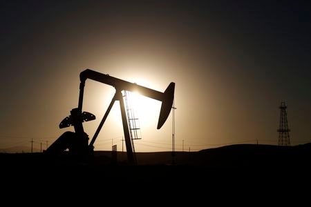 米エネルギー情報局（ＥＩＡ）は８日発表した短期エネルギー見通し（ＳＴＥＯ）で、２０２３年の原油生産を約４８万バレル増の１２３１万バレルと、従来予想の６１万バレル増から下方修正した。２０２２年　ロイター／Lucy Nicholson）