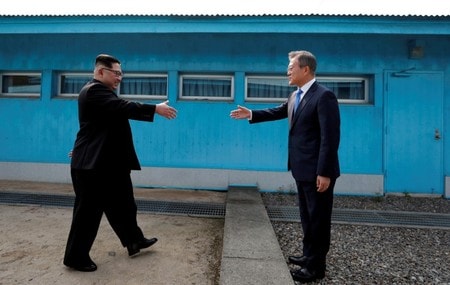 　４月３０日、韓国は北朝鮮との軍事境界線付近で北朝鮮向けに宣伝放送を流してきた拡声器を撤去すると発表した。写真は、北朝鮮の金正恩（キム・ジョンウン）朝鮮労働党委員長（左）と韓国の文在寅（ムン・ジェイン）大統領（右）。板門店で２７日代表撮影（２０１８年　ロイター）