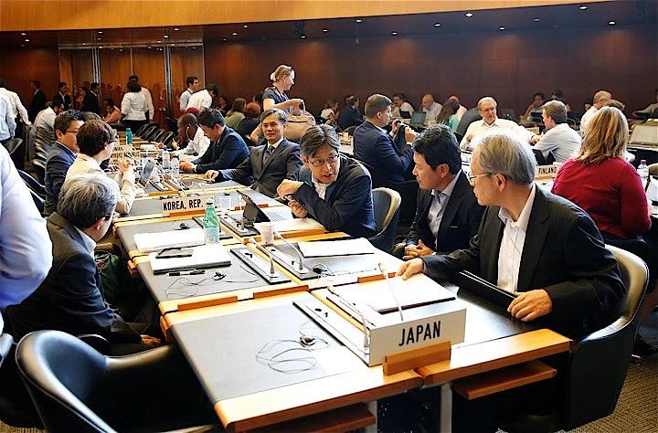 日本と韓国は世界貿易機関（WTO）の一般理事会で、半導体材料の対韓輸出規制についてそれぞれの立場を主張した。写真はWTOでの日本と韓国の代表団。ジュネーブで撮影（2019年　ロイター／Denis Balibouse）