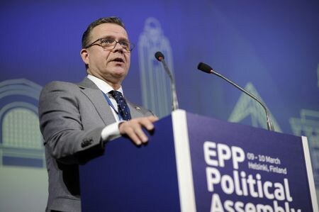 　３月２８日、フィンランド野党国民連合のペテリ・オルポ党首（５３、写真）は、ロイターに、同国は公的債務増加を回避するため失業手当などの福祉プログラムへの支出を削減すべきとの見解を述べた。提供写真（２０２３年　ロイター／Lehtikuva）