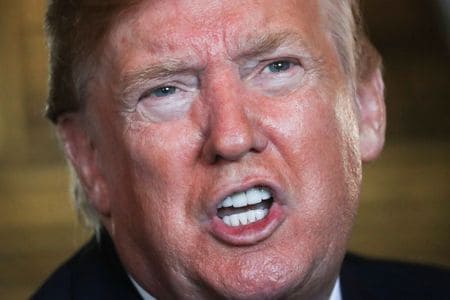 　２０１９年１２月３１日、トランプ米大統領（写真）は、北朝鮮の金正恩（キム・ジョンウン）氏が核開発の継続を表明したことを受け、「彼は非核化に関する合意文書に署名した。約束を守る男だ」とけん制した。写真は昨年１２月にフロリダ州の別荘マールアラーゴで撮影（２０１９年　ロイター／Leah Millis）