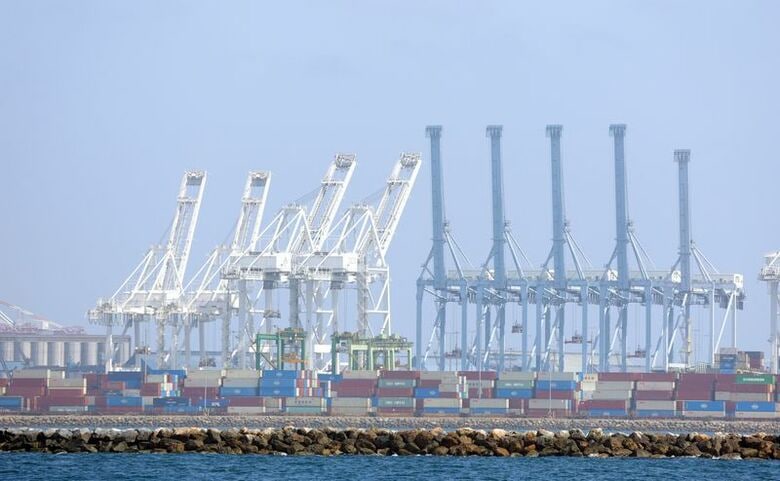米カリフォルニア州ロングビーチ港に停泊する輸送コンテナ。7月17日に撮影。 REUTERS/Mario Anzuoni