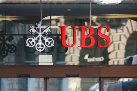 　スイスの銀行ＵＢＳグループはクレディ・スイスの救済買収後に発表したコスト削減策に伴う人員削減を６月から年内５回に分けて実施すると、２１日付のスイス紙ゾンタークスツァイトゥングが報じた。チューリヒで２０２３年３月撮影（２０２４年　ロイター/Denis Balibouse）