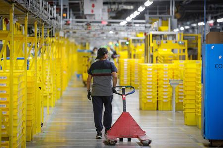 米労働省が１１日発表した９月の卸売物価指数（ＰＰＩ、最終需要向け財・サービス）は前年比２．２％上昇した。ニューヨークで２０２０年１１月撮影（２０２３年　ロイター/Brendan McDermid）