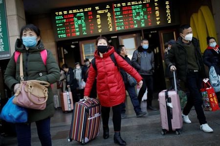 　１月３０日、中国湖北省武漢市で発生した新型コロナウイルスによる肺炎は、これまでに中国で１７０人が死亡、感染者は中国を中心に世界全体で７８００人以上に達している。写真は北京で撮影（２０２０年　ロイター／Carlos Garcia Rawlins）