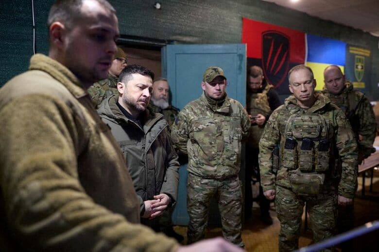 ウクライナ軍兵士の陣地を視察するゼレンスキー大統領。ドネツク州で３月撮影の提供写真。Ukrainian Presidential Press Service/Handout via REUTERS