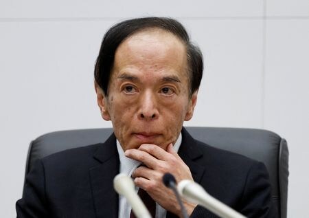 　日銀の植田和男総裁は５月８日、衆院・財務金融委員会で、足元で企業の賃金・価格設定行動がやや積極化していることを踏まえれば「過去の局面と比べて、為替の変動が物価に影響を及ぼしやすくなっているリスクがあることは意識しておく必要がある」と述べた。２０２３年１２月、都内の日銀本店で撮影（２０２４年　ロイター／Issei Kato）