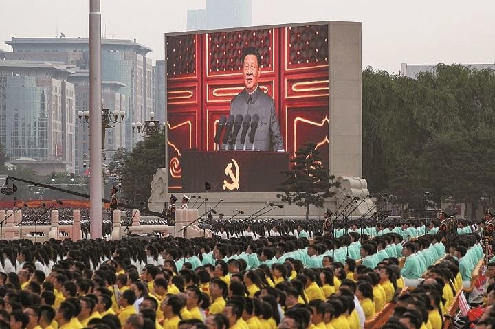 中国共産党創立100周年を祝う式典で大画面に映る習主席　CARLOS GARCIA RAWLINSｰREUTERS