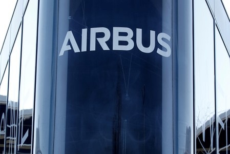 　１１月７日、欧州航空・防衛最大手エアバスによると、１０月の受注機数は４１５機だった。写真はフランス・トゥールーズで撮影されたエアバスのロゴ。３月２０日撮影（２０１９年　ロイター/Regis Duvignau）