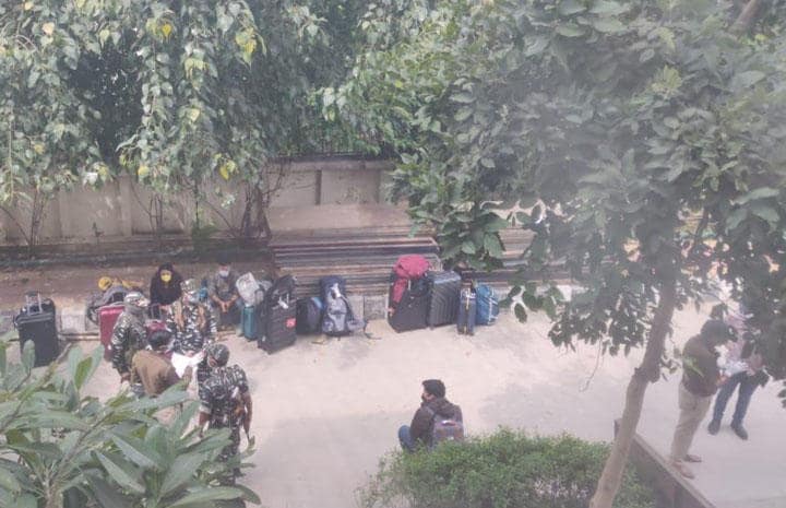 隔離施設となったデリーの警察学校前では武装警官が警備に当たる　Mrinal Sabharwal/REUTERS