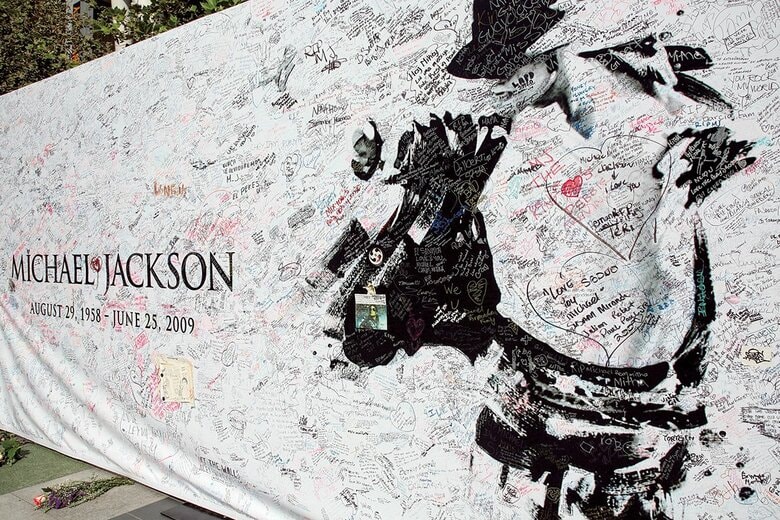 2009年9月24日、ロサンゼルスのL.A.ライブに展示されたトリビュートウォールの寄せ書き　ANGELA WEISS/GETTY IMAGES