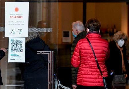 欧州で新型コロナウイルスの感染拡大抑制に向けたロックダウン（都市封鎖）が再導入され、経済悪化を懸念して金融市場が動揺している。１１月１９日、独ドレスデンで撮影（２０２１年　ロイター／Matthias Rietschel）