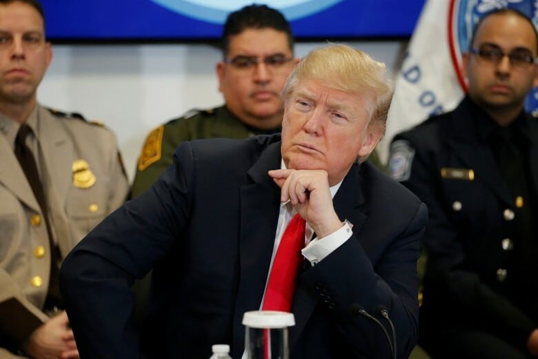 ２月５日、米ニューヨーク・タイムズ（ＮＹＴ）紙は、トランプ米大統領の複数の弁護人が大統領に対し、モラー特別検察官による聴取に応じないよう助言したと報じた。写真は米国境取締局センターでの会議に出席する同大統領。バージニア州で２日撮影（２０１８年　ロイター／Jonathan Ernst）
