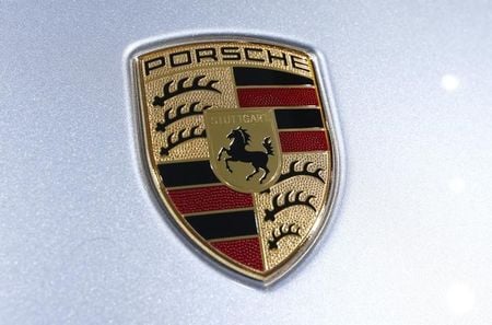 　１１月２日、米当局はＶＷの排ガス試験不正問題で、傘下の高級車ブランドでも違法ソフトが見つかったと明らかにした。写真はポルシェ車のロゴマーク。シュトゥットガルトで５月撮影（２０１５年　ロイター／Ralph Orlowski）