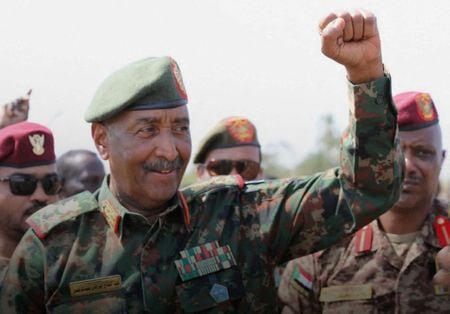 　内戦が続くアフリカのスーダンで、国軍が首都ハルツームを準軍事組織の即応支援部隊（ＲＳＦ）から奪還した。写真はこぶしを上げるブルハン統治評議会議長。ハルツームで撮影（２０２５年　ロイター）
