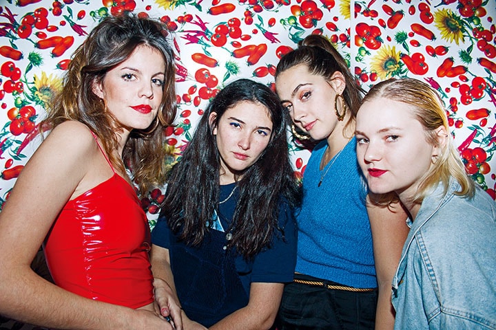 左から、コシアルス、 マーティン、ペローテ、グリムベ ルゲン。ツアーや音楽フェスで 世界中を飛び回る NEELAM KHAN VELA