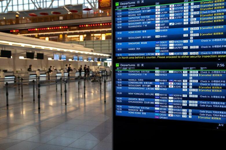 茂木敏充外相は閣議後会見で、新型コロナウイルスの感染拡大を受けて感染症危険情報を「レベル3」（渡航中止勧告）に引き上げた欧州の一部の国やイランについて、入国拒否の対象に加える方針を示した。写真はキャンセルされたフライト情報などが表示された羽田空港のモニター。14日撮影（2020年　ロイター/Athit Perawongmetha）