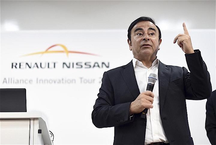 １月２３日、日産自動車、ルノー、三菱自動車３社の会長を兼務してきたカルロス・ゴーン容疑者（写真）が２２日の日産の臨時取締役会で、同社の会長職と取締役の代表権を解かれた。ルノーは解任決議の延期を求めていたとされ、早くも日産とルノーの間に溝が生じている。米カリフォルニア州で２０１６年１月撮影（２０１８年　ロイター/Noah Berger）